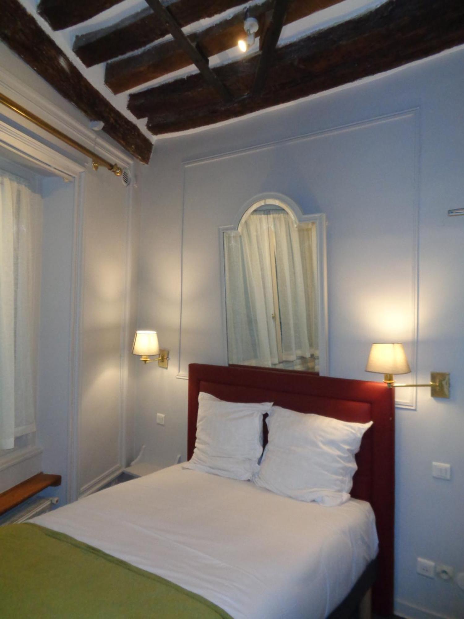 Hotel Les Degres De Notre Dame ปารีส ภายนอก รูปภาพ
